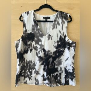 Women’s Black and White Banana Republic Blouse (XL)